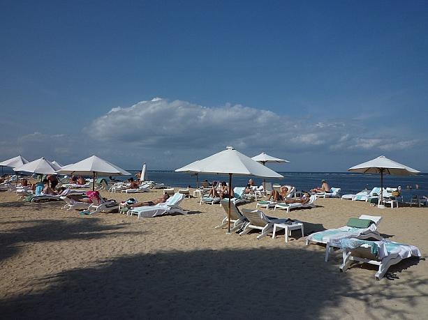 プールの先はサヌール・ビーチ。こちらのビーチ・チェアでも日光浴を楽しむ人たちがいっぱい！