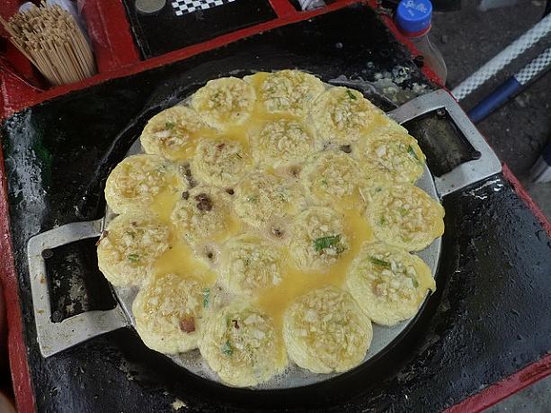 「あーーーっ！たこ焼きだ！！バリにもあったんだ…」と道端の自転車型屋台の上の鉄板に目が釘付けになってしまいましたが、なんとこれは「マルタバッ」だそうです。