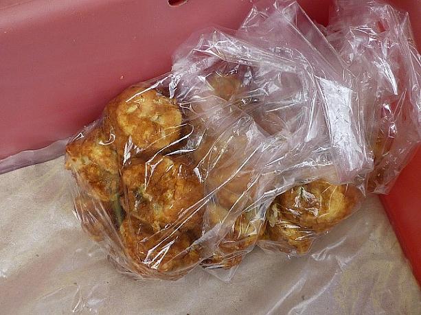 できたてのアツアツのこの可愛いマルタバッは、5個で1000ルピア。早速買ってみると、味はやっぱりマルタバッでした。でもこのマルタバッ、昼間から売っているし、子供たちにも大ウケ。なかなかいいですねぇ～。
