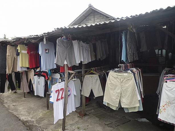 トタン屋根の軒先には様々な洋服がぶら下げられていて、なんだかバリとは思えない独特の雰囲気が漂います。売り子さんもジャワやロンボク島の人々で、耳慣れない言葉がいろんなところから聞こえてきます。ほんと、ジャワの田舎のような感じです。