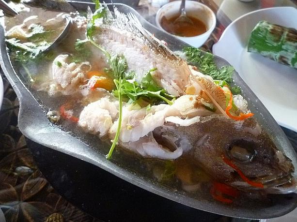 そしてこちらは「クラプ・スティム・アサム・プダス」（計量制）。タイ料理のようにナンプラーやレモングラスの爽やかさが新鮮で、スープもグビグビ飲みました。いやぁ～、予想以上の味に、感動の嵐。インドネシア料理は油を大量に使うので、こんなあっさりした料理を求めていたんです。これはリピ決定ですな！
