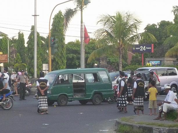 バイパスの交差点は全ての方向の車が止められていて、どこにもいけません。この黒の衣装をまとった村の警備員のような人たち「プチャラン」が交通整理にあたっています。信号なんて、全く関係なし！あまりにも待ち過ぎて、何度信号が青になったかもう数えるのも嫌になりましたよ…。
