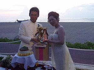 これはバリ子からの結婚祝いのバリ衣装のテディ。