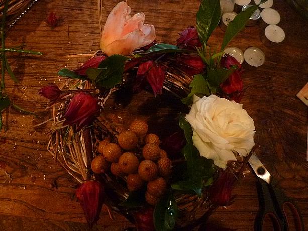 でも…、出来上がりがイマイチ気に入らないなぁ～。白い花とって、なにか違う花をつけてよ！と、結局あーだこーだクチをはさんで最終的にはなかなか素敵なリースになりましたよ♪