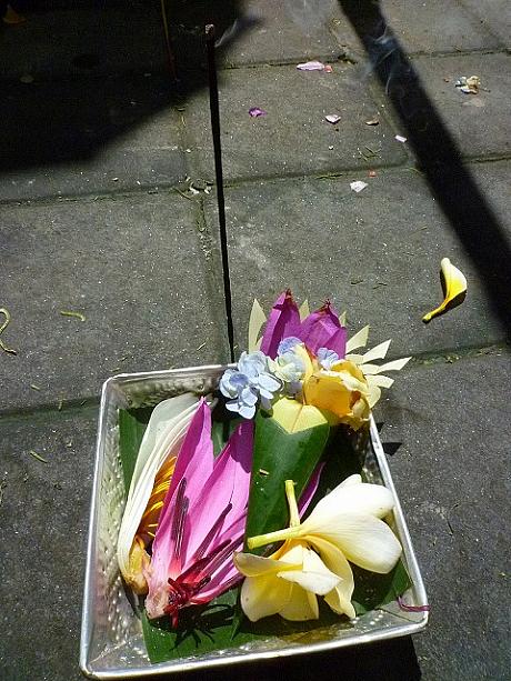 合掌した手でこのお花を順番に頭上に掲げてお祈りをします。クワンゲン（バナナの葉っぱで巻いてあるもの）はムルカットの際に持って入水します。