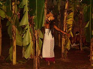 バナナ林の中で踊るルジャン