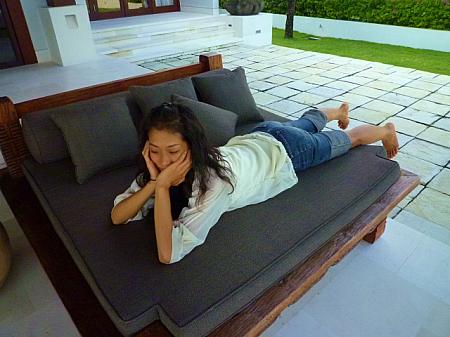 マリカちゃんは大きなソファーでゴロゴロしながらニンマリ。