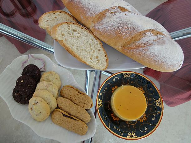 スイーツは、フランス人パティシエに師事した職人をスラバヤから呼んだそうで、ケーキやパンなど只今試作中だそうです。ナビもロールケーキをいただいたのですが、ビックリするほどおいしかったですよ～！ウブドのスイーツショップ番付が大きく変わりそうなカフェのオープン、待ち遠しい～！
