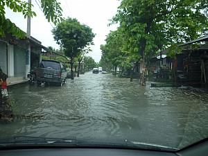 時にはこんな風に道路が水没したり。