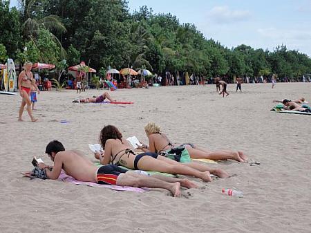 世界中から集まった人々がビーチ・ホリデーを満喫します。