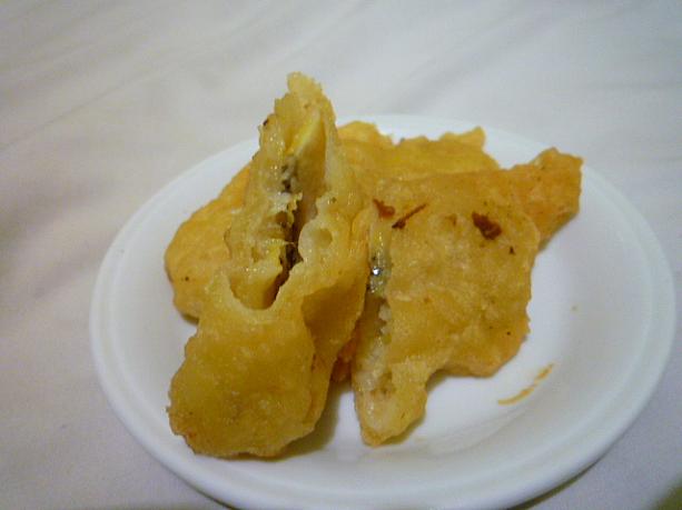 これは「ピサン・ゴレン」。レストランでもデザートとしてメニューに載っていて、旅行者にも人気。