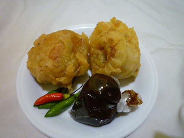 こちらは「タフ・イシ」。インドネシアの酸味のあるお豆腐のなかにモヤシやニンジンなどを炒めた物を挟んで揚げたもの。