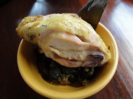 【アヤム・ベトゥトゥ／Ayam Betutu】<BR>
鶏のお腹にキャッサバの葉とスパイスをたっぷり詰めて煮込んだ料理。