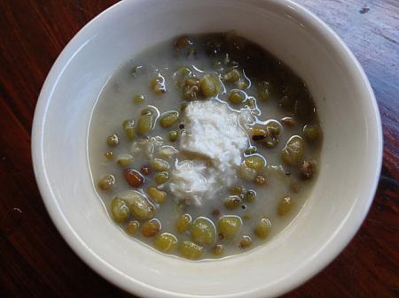 【ブブール・カチャン・ヒジョウ／Bubuh Kacang Hijau】<BR>緑豆をココナッツミルクとパームシュガーで煮込んだデザート。