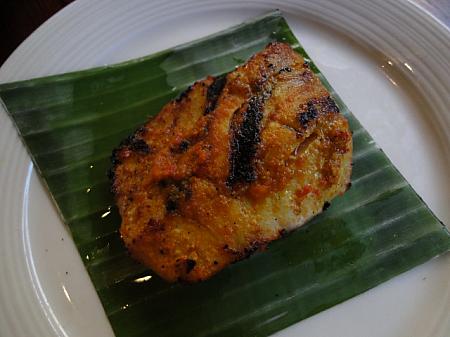 【イカン・バカール／Ikan Bakar】<BR>
スパイスをまぶして炭火焼にした魚。
