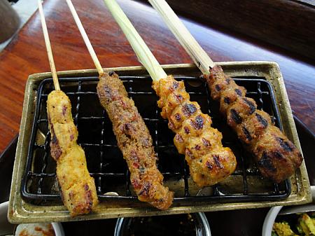 【サテ／Sate】<BR>香辛料と肉や魚を串刺しにして焼いた日本の焼き鳥の様なもの。左からサテ・アヤム（鶏）、サテ・バビ（豚）、サテ・リリッ（魚のつくね）、サテ・ベベッ（アヒル）