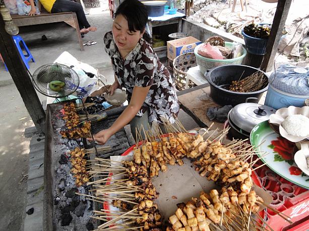 バリではタコは悪魔の使いと言われ、一般的には食べられないので、この「サテ・グリタ」は珍しいんですよ～。