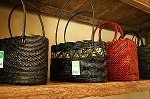 バッグは内布とのコンビネーションで雰囲気もガラッと変わりますよ（24万ルピア）アシタバ
