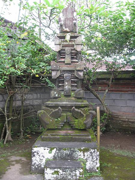家寺のパドマサナ。二匹の蛇、もしくは龍が施されている