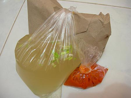 汁麺は、麺とスープを分けて包んでくれるところも。調味料も小袋で。