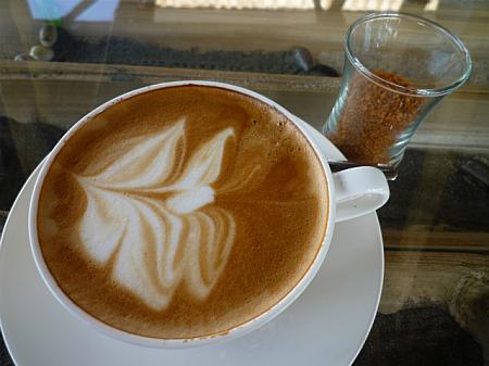 「プリモ」と呼ばれるG1グレードの1級品を専属のバリスタがサーブしてくれるコーヒーには思わずうなってしまうくらい！