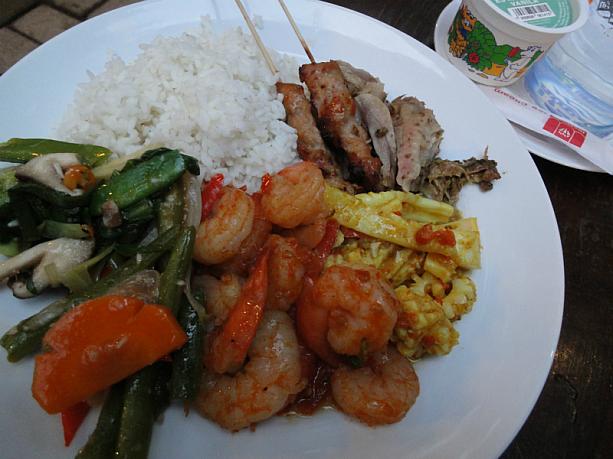 この料理がとってもおいしい！そしてサービスもとても良く、「ロイヤル・ピタマハのスタッフなのかもね！」というくらいのスマートな対応。よく見ていたら、一般のバリの儀式は賑やかなのに、王宮内にいる誰もが物静かで、タバコを吸う人もいなければ、ゴミ一つ落ちていないことにビックリ！