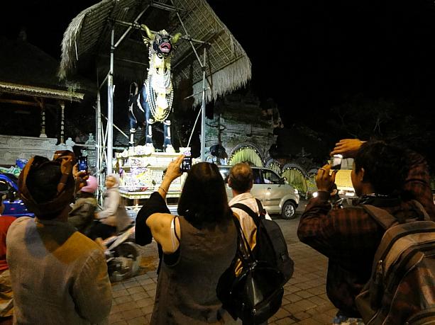 王宮の前は写真を撮る人で常に混雑しています。葬儀当日は、ウブド中心部はすし詰め状態の大混雑になります。それでも是非この機会に王族の豪華なお葬式を是非見て下さいね～！