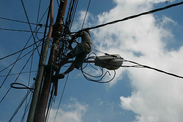 火葬をするダラム・プリ寺院までの道路では、電線を切断中。葬儀が終わるまではウブド一帯は停電になります。
