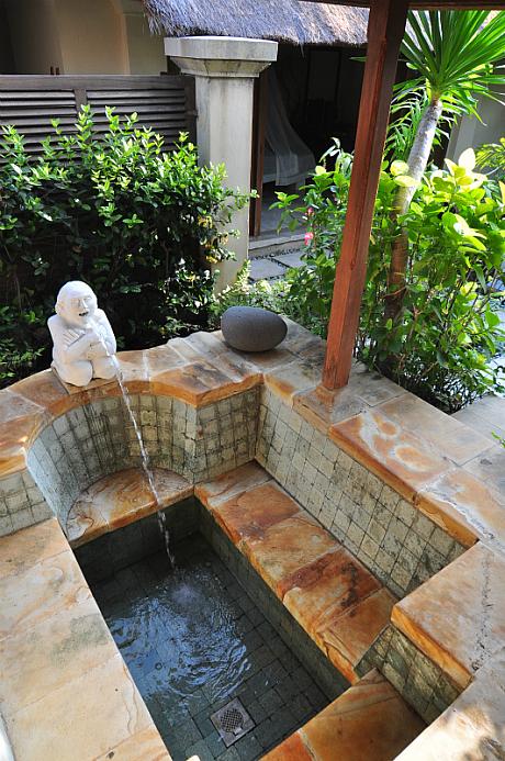 まずはシュノーケリングで冷えた体を温泉で温めてます。あ～、今日もいいお湯だわぁ～♪