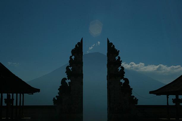 2012年最初のほっとバリ島は、バリ島のパワースポット・アグン山の写真を掲載しますね。どうか皆様にとって、良い一年になりますように…。