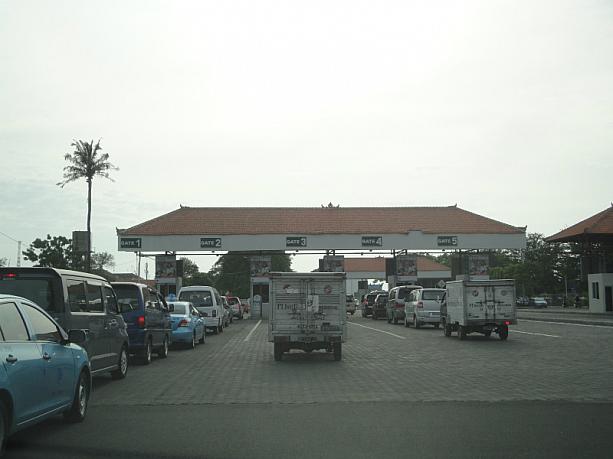 ただいま工事中のングラ・ライ国際空港。空港への出入り口も移動していて、以前の場所から変わっています。