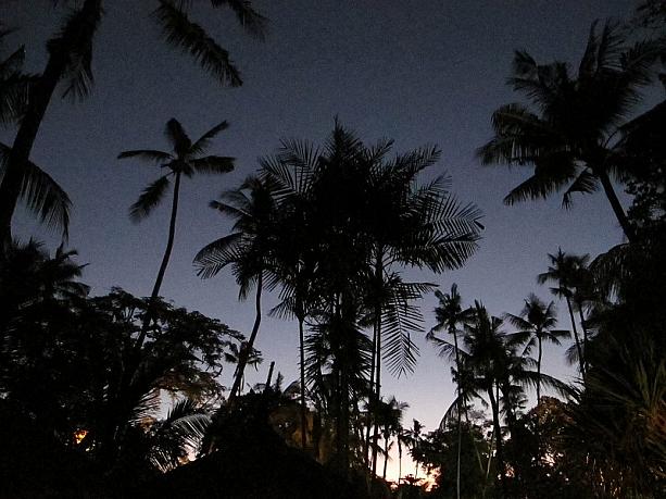 夜を迎えるほんの少し前の、まだ空に青さや夕焼けが残っているほんの少しの時間帯が、とっても美しい！昼間は元気に、そして夜はホテルでのんびりと…というのも素敵なリゾートの過ごし方ですね。