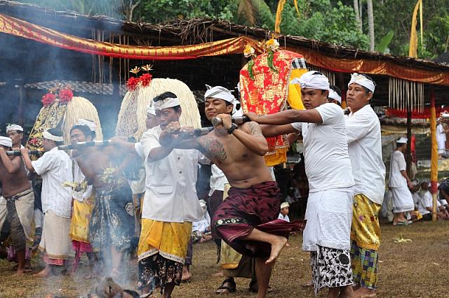 すごい 集団トランスの儀式 バリ島ナビ