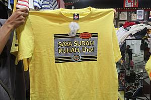 インドネシア語のジョークがプリントされたTシャツが一番人気！