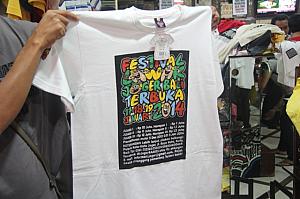 インドネシア語のジョークがプリントされたTシャツが一番人気！