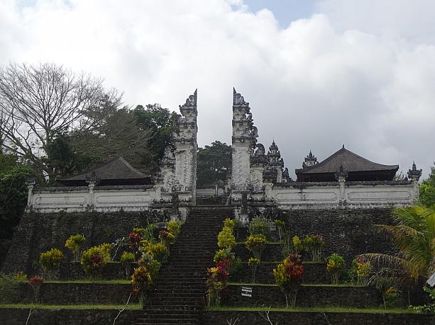 久し振りにルンプヤン寺院へお参りに行ってきました。
