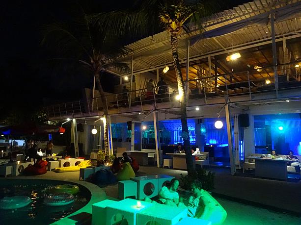 ビーチ沿いのレストランで、海からの夜風にあたりながらのディナー。