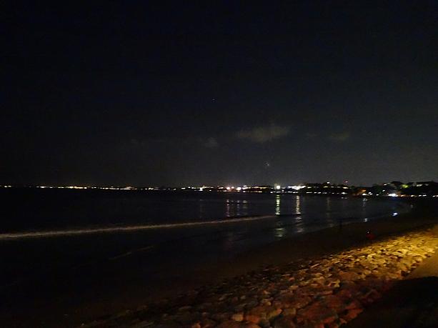 海の向こう、クタ・ビーチに上がる花火が見えて、いい週末の夜でした。