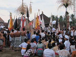 ガルンガン、クニンガン以外にも、バリの至る所で寺院祭礼も行われます。