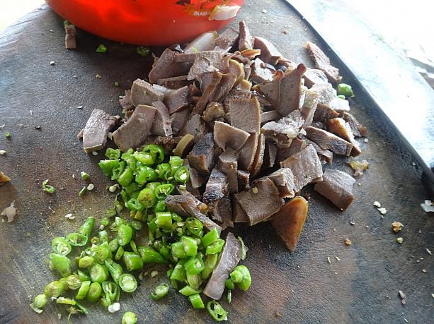 シオバックはバリの人でも好き嫌いが分かれるのですが、豚のお肉や内臓、揚げたものなどを小さく切ったものに中華風の餡をかけたもの。