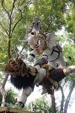 【インドラ神とカララウ】
マハバラタの物語のアディパルワの一節のインドラ神が不死の聖水を盗んだカララウと戦うシーン