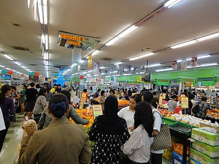 スーパーはニュピに備えて食料を買う人々で大混雑！