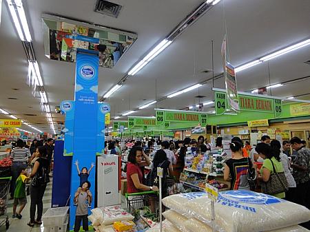 スーパーはニュピに備えて食料を買う人々で大混雑！