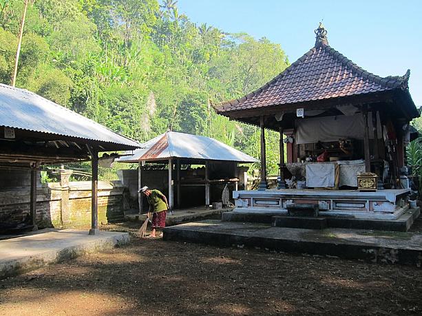 お寺のお祭りの前には、村人総出でそのための準備が行われます。女性はお供え物を作ったり、男性は寺院内の簡易的な建物や飾りを作ったり。