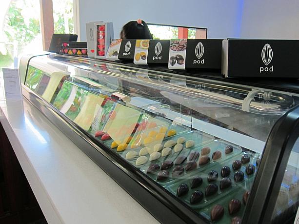 店内にはチョコ、チョコ、チョコ、いろんなチョコが並んでいて、どれもデザインも可愛いし、美味しそう！