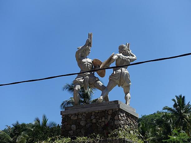 村の入り口にはムカレカレの像が。