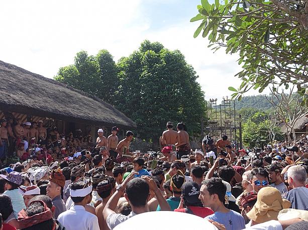 1年に一度、トゥンガナン村で一番大きなお祭りのウサバ・サンバ。その中でも特に有名なのがムカレカレ。