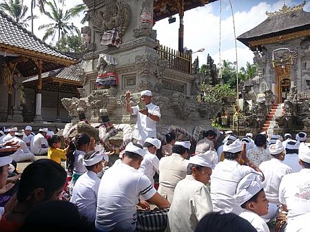 寺院では祈りをささげる村の人々が