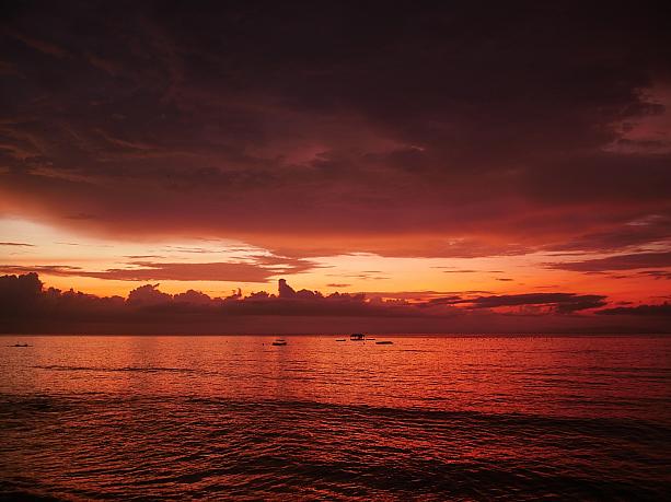 真っ暗だった海がどんどん赤く焼けてきました。