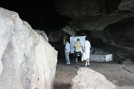 洞窟内を探検
